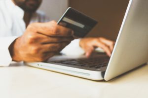 Cliente che utilizza carta di credito per comprare su un e-commerce